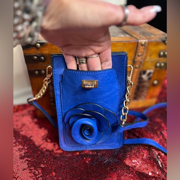 💙💙Blue Crossbody Bag with Rose Detail-EUC💙💙 - Picture 4 of 14
